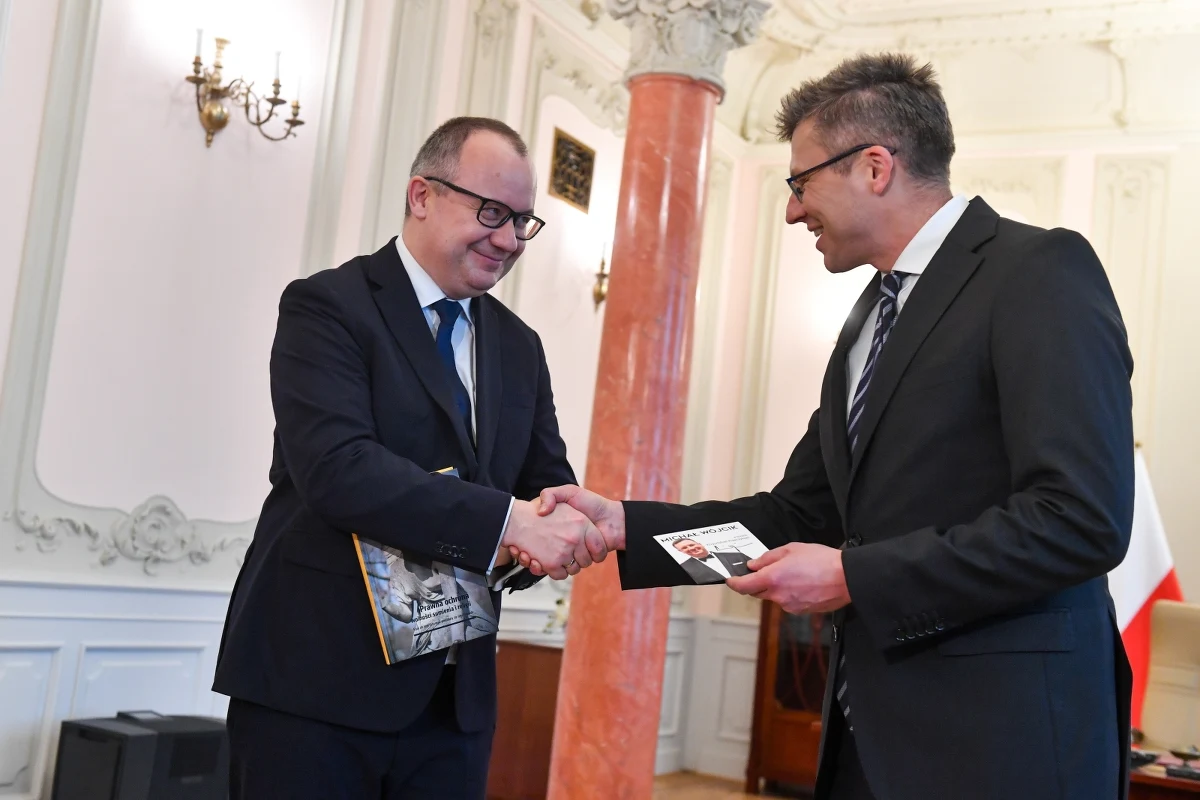 "Będę robił wszystko, co w mojej mocy, aby naprawić to, co zostało popsute, jeżeli chodzi o kwestie związane z praworządnością, żeby Polska była lojalnym państwem członkowskim UE, oraz by Polska wypełniała zobowiązania wynikające z umów międzynarodowych" - powiedział w środę nowy minister sprawiedliwości Adam Bodnar.