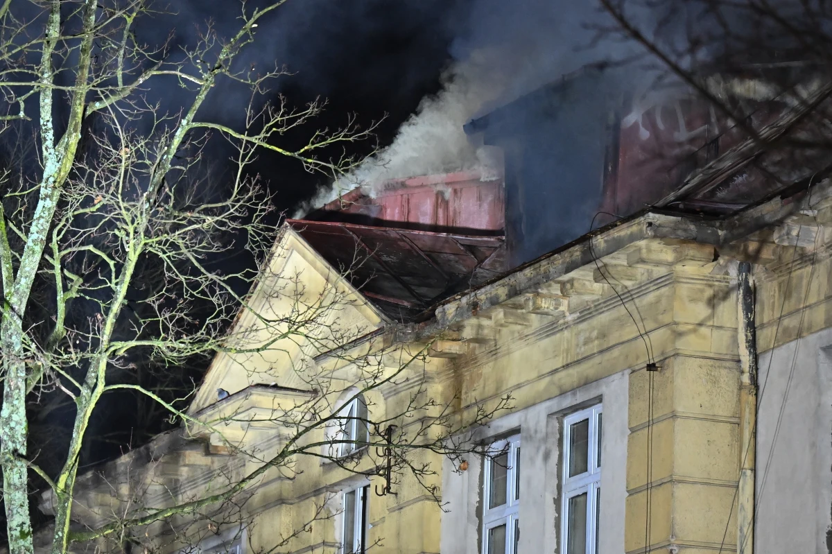Ponad 30 zastępów straży pożarnej brało udział w gaszeniu pożaru budynku dawnego szpitala MSWiA przy ulicy Ogrodowej w Kielcach. Akcja ratownicza zakończyła się w środę przed południem. Obecnie na miejscu pracuje nadzór budowlany.