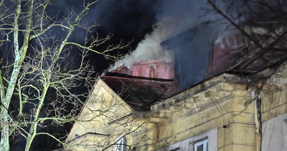 Ponad 30 zastępów straży pożarnej brało udział w gaszeniu pożaru budynku dawnego szpitala MSWiA przy ulicy Ogrodowej w Kielcach. Akcja ratownicza zakończyła się w środę przed południem. Obecnie na miejscu pracuje nadzór budowlany.