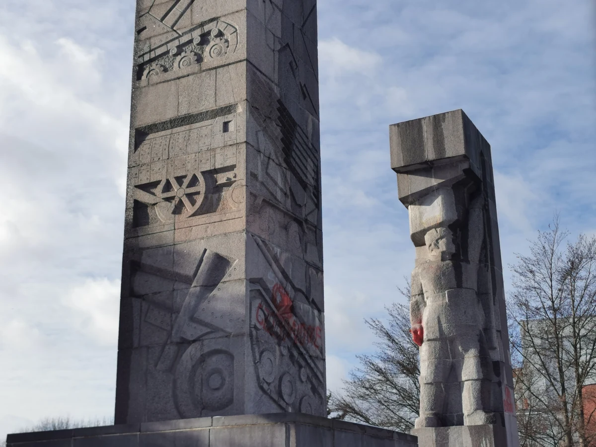 Władze Olsztyna otrzymały pisemne uzasadnienie wyroku Wojewódzkiego Sądu Administracyjnego w Warszawie w sprawie usunięcia z przestrzeni miejskiej "szubienic" czyli pomnika ustawionego w 1954 roku ku chwale Armii Czerwonej. Prezydent Piotr Grzymowicz poinformował dziś, że przygotowywana jest apelacja.