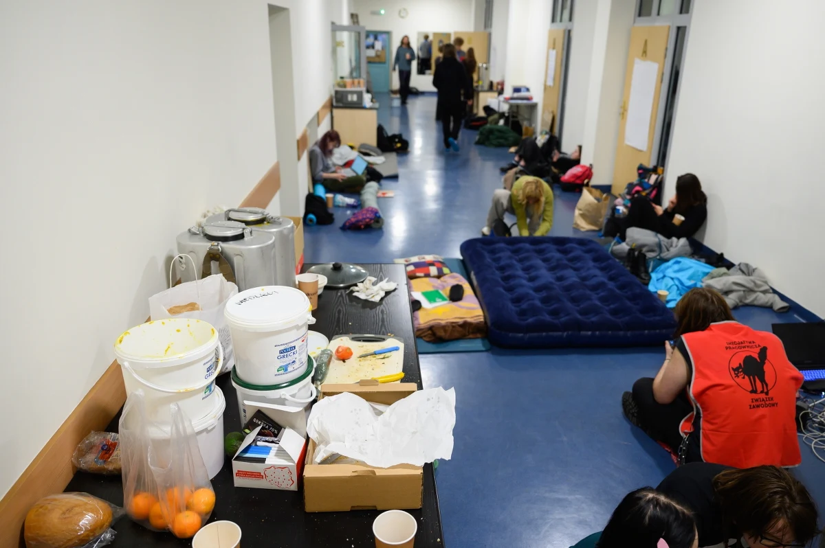 Zaostrza się spór na linii studenci - władze Uniwersytetu im. Adama Mickiewicza w Poznaniu. Od kilku dni trwa protest w domu studenckim "Jowita". Akademik ma zostać zamknięty z powodu stanu technicznego budynku, na co nie chcą się zgodzić studenci. Uczelnia informuje, że nie ma pieniędzy na modernizację obiektu.