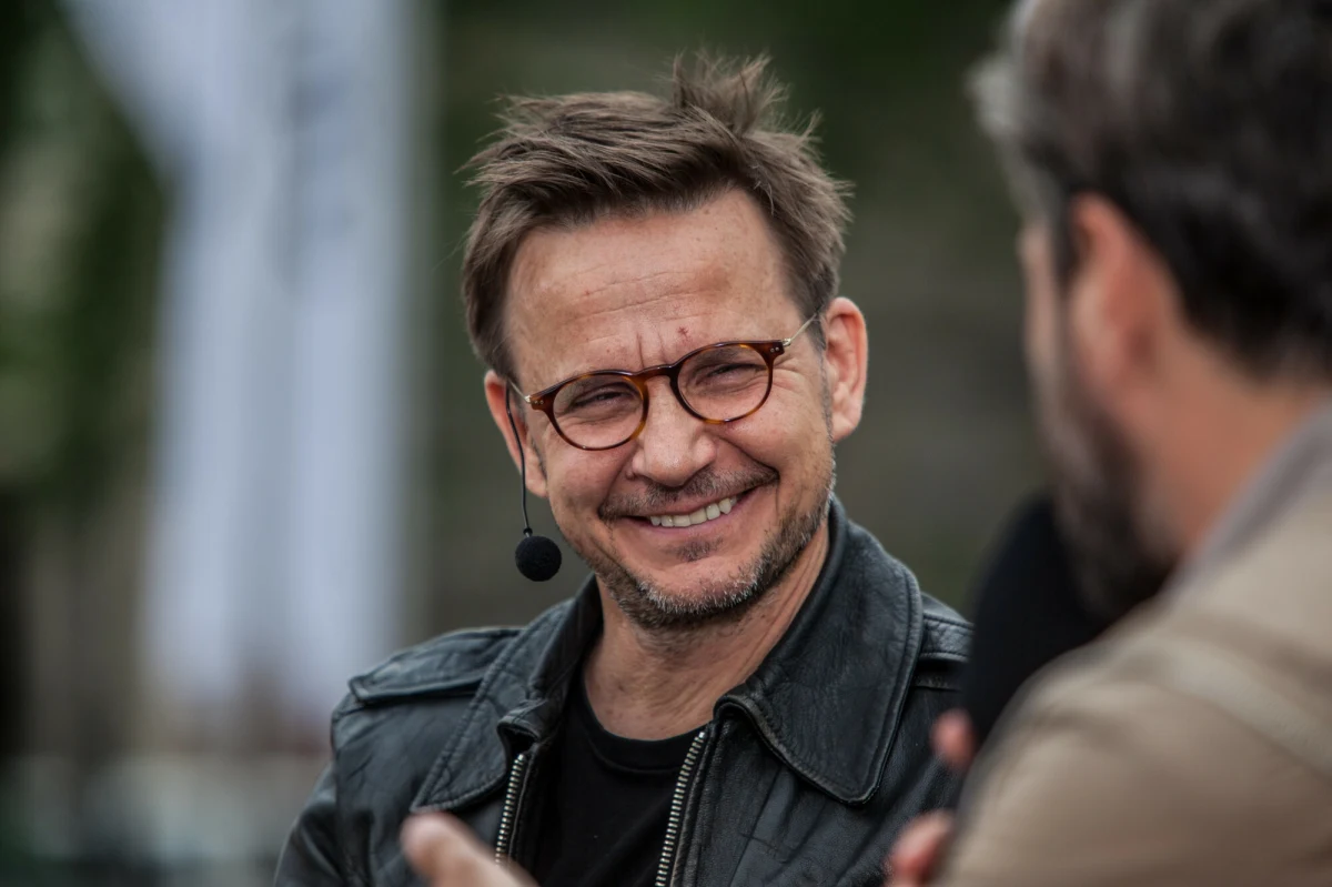 13 grudnia na platformie Netflix debiutuje serial satyryczny "1670" w reżyserii Macieja Buchwalda i Kordiana Kądzieli. To naszpikowana odniesieniami do współczesności historia szlacheckiego rodu Adamczewskich i mieszkańców należącej do rodziny wsi Adamczycha. Główną rolę gra Bartłomiej Topa. 