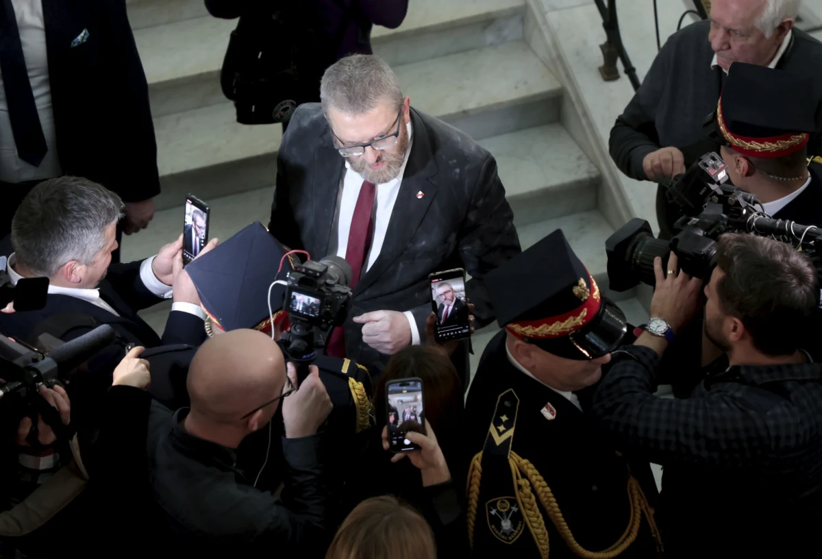 Konfederacja podjęła decyzję w sprawie Grzegorza Brauna. Sławomir Mentzen poinformował, że poseł zostanie zawieszony w prawach członka klubu. Otrzymał też zakaz wystąpień z mównicy sejmowej. To pokłosie skandalicznego ekscesu Brauna, który we wtorek zakłócił obrzędy chanuki w Sejmie.