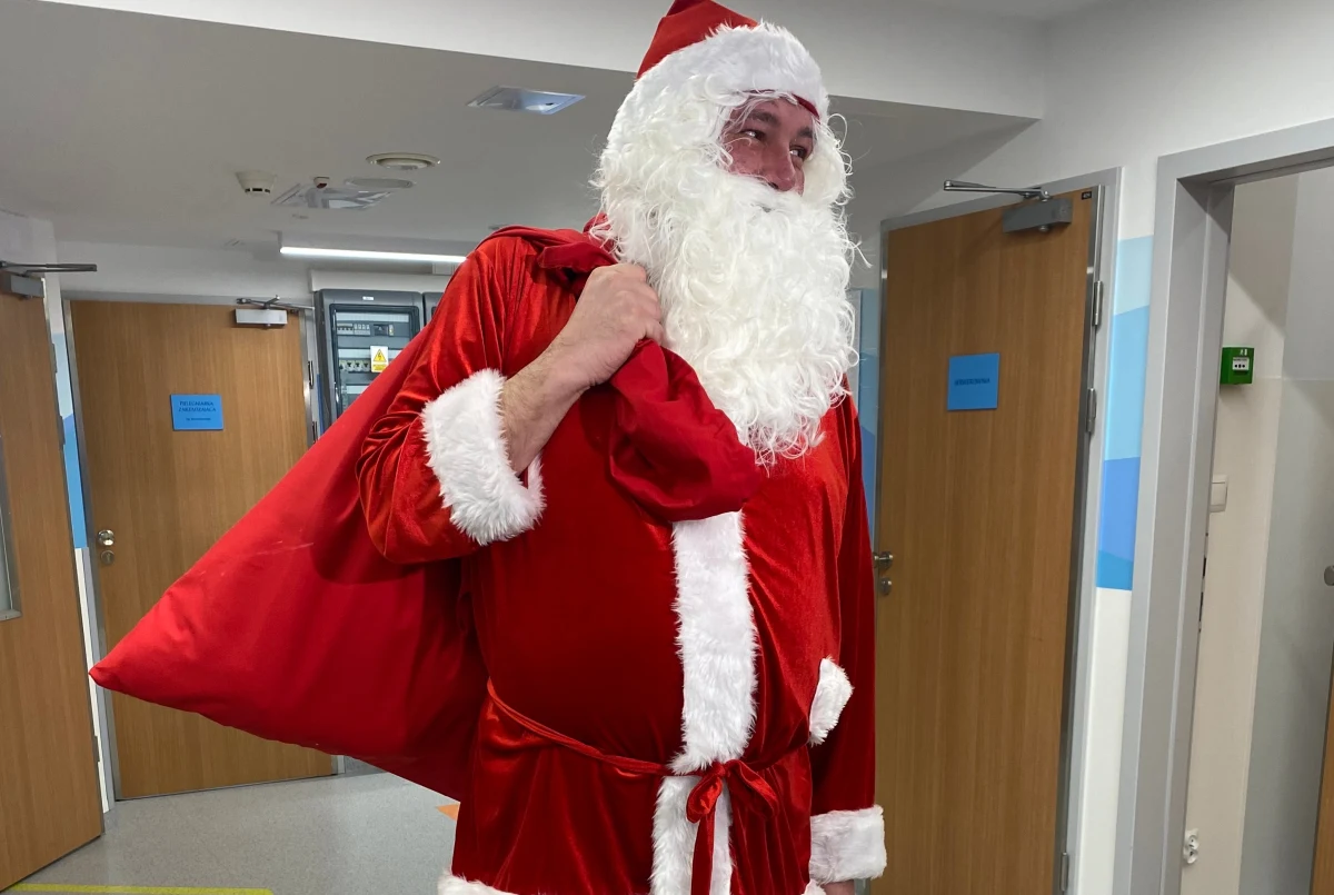 Małych pacjentów w szpitalach w Gdyni i Wejherowie odwiedził dziś św. Mikołaj. Tym razem w postać brodacza w czerwonym płaszczu wcielił się Michał Piela, aktor znany m.in. z serialu "Ojciec Mateusz", gdzie od lat występuje jako aspirant Nocul. Tour po szpitalach możliwy jest dzięki współpracy "Szpitali Pomorskich" z Fundacją Przemek Dzieciom. Jej założyciel Przemek Szaliński dba o to, by w placówkach medycznych regularnie gościli znani aktorzy.