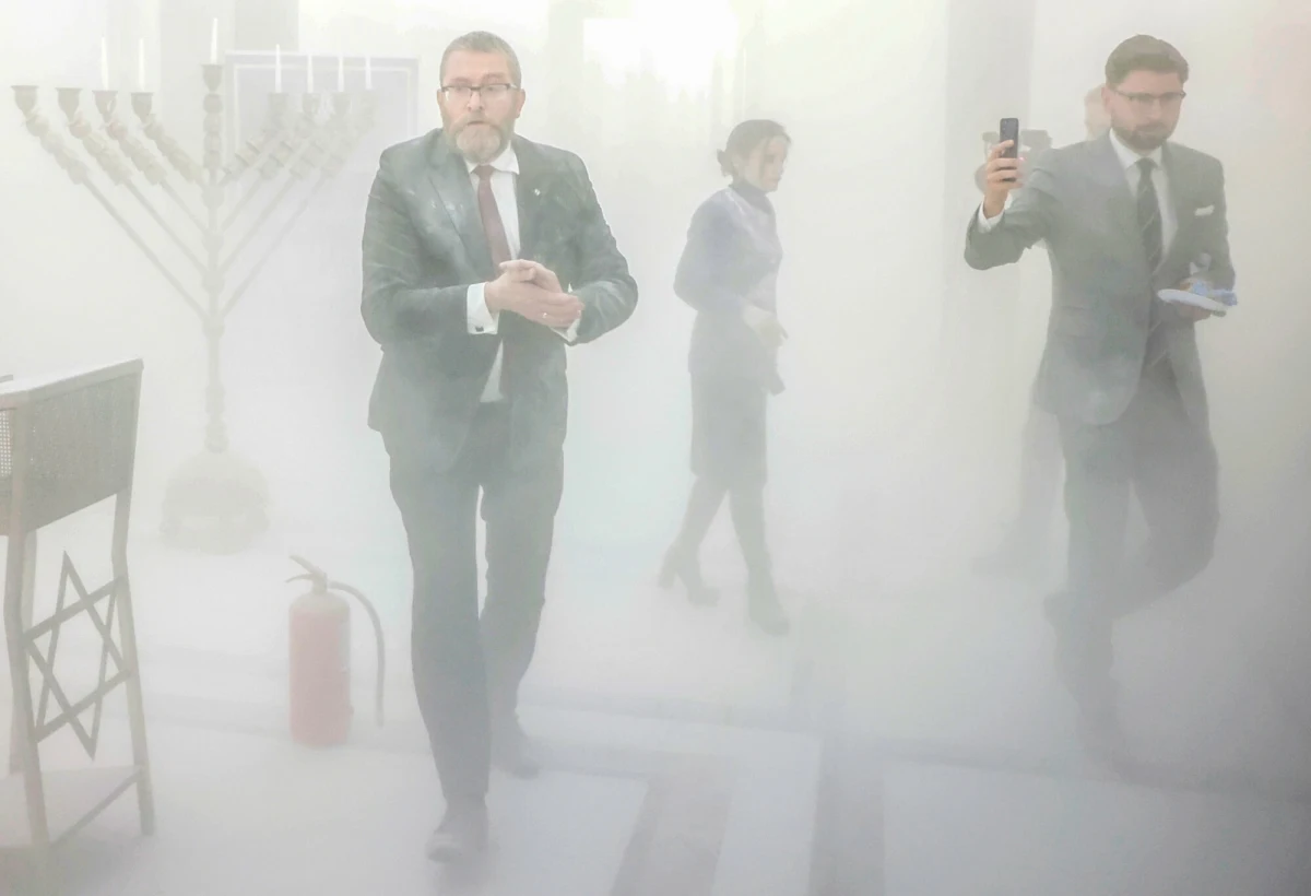 Wybryk jednego z posłów Konfederacji poza fatalnym wrażeniem może wywołać poważne zmiany w podziale posłów na kluby i koła parlamentarne a także składzie Prezydium Sejmu. Wszystko zależy od zachowania 17 posłów Konfederacji, którzy bardzo stanowczo unikają dziś kontaktów z dziennikarzami.