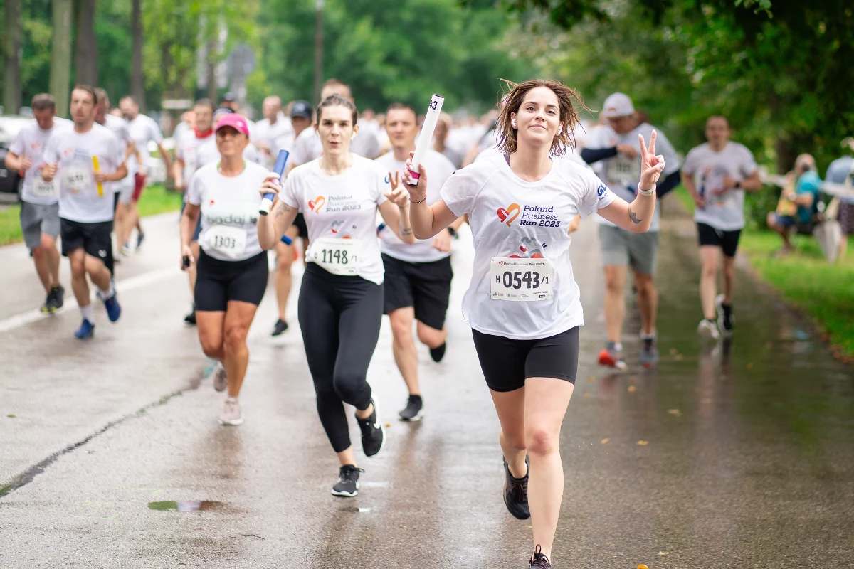 32 osoby po mastektomii oraz 105 z niepełnosprawnościami dołączyło w tym roku do beneficjentów biegu charytatywnego Poland Business Run. Łącznie od początku organizacji sztafety biznesowej wsparcie w postaci protez, wózków i środków na rehabilitację trafiło do ponad 1000 osób z całej Polski. Fundacja właśnie podsumowała rok. 