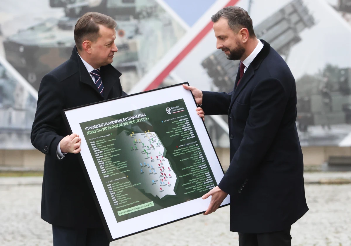 Władysław Kosiniak-Kamysz (PSL) przejął w środę od Mariusza Błaszczaka (PiS) obowiązki ministra obrony narodowej. W uroczystości przed siedzibą MON uczestniczył także szef Sztabu Generalnego WP gen. Wiesław Kukuła. Nowy szef resortu obrony podziękował za patriotyzm "wszystkim żołnierzom Wojska Polskiego".