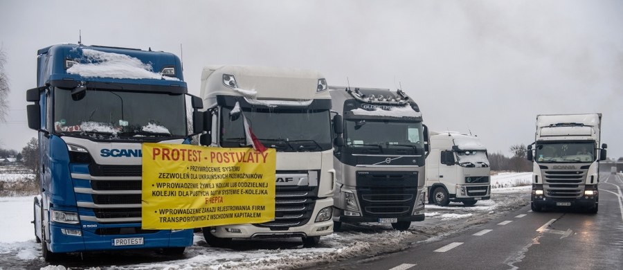 Wójt gminy Dorohusk nie zgodził się na zorganizowanie przez transportowców nowego protestu na drodze dojazdowej do granicy z Ukrainą. Blokada miałaby się zacząć w poniedziałek. Kierowcy zapowiadają, że odwołają się do sądu.
