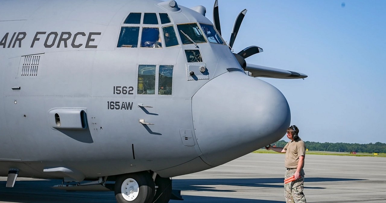 Sztab Generalny Wojska Polskiego poinformował właśnie, że do naszych sił zbrojnych dołączył trzeci ogromny samolot C-130H Hercules, dzięki któremu żołnierze będą mogli realizować najbardziej karkołomne misje na całym świecie.