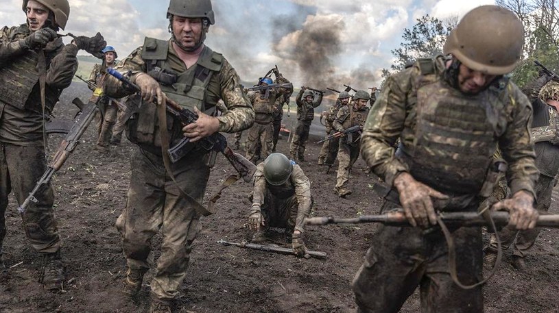 Rosyjskie wojsko wykorzystuje cywilów i jeńców wojennych jako żywe tarcze na okupowanych terytoriach Ukrainy. Radio Swoboda opublikowało materiał filmowy dokumentujący jedno z takich okrutnych wydarzeń.