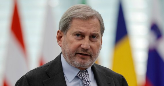 Komisarz UE ds. budżetu i administracji Johannes Hahn powiedział w wywiadzie dla agencji Reutera, że Komisja Europejska znajdzie sposób, by udostępnić Polsce 111 mld euro z funduszy unijnych, w tym z KPO i Funduszu Spójności.