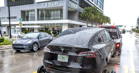 Największą akcję związaną z usterką w swoich autach musi przeprowadzić Tesla. Do warsztatów trafi 2 mln elektryków, w których amerykańska agencja ds. bezpieczeństwa ruchu drogowego wykryła wadliwie działające systemy Autopilot.