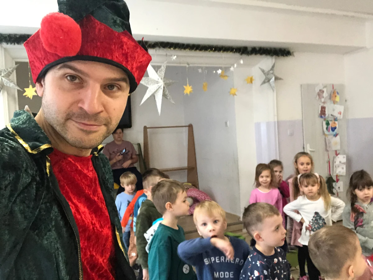 Kolejne wyzwanie w ramach przedświątecznej, dorywczej pracy czeka dzisiaj naszego reportera. Michał Dobrołowicz zaledwie wczoraj wcielił się w postać świętego Mikołaja, a dziś został... Elfem. Nasz dziennikarz spotkał się z dziećmi z grupy "Pszczółki" w 11. Publicznym Przedszkolu w Radomiu.