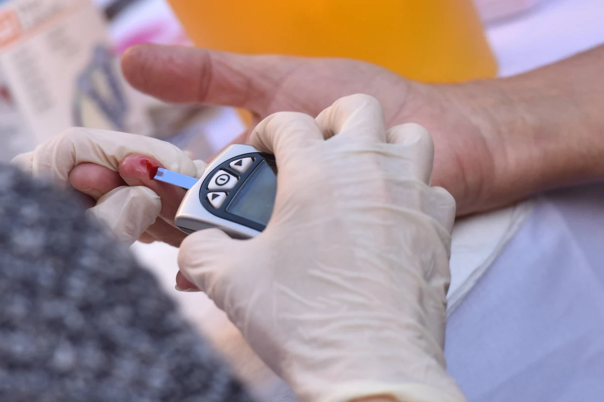 Według wyników nowego badania, do powstania cukrzycy przyczynia się enzym, który zmniejsza wrażliwość organizmu na insulinę. Odkrycie może otworzyć drogę do nowych terapii - twierdzą naukowcy. 
