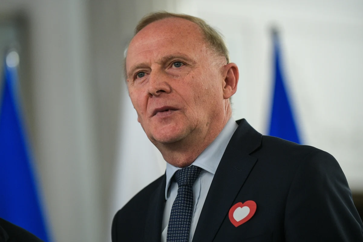 ​Poseł Koalicji Obywatelskiej Czesław Mroczek będzie w resorcie spraw wewnętrznych i administracji odpowiadał za policję. Jak dowiedział się reporter RMF FM Krzysztof Zasada, polityk został powołany na to stanowisko, a zakres jego obowiązków objął właśnie tę największą służbę mundurową w kraju. 