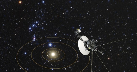 Kolejne problemy sondy Voyager 1. Bezzałogowiec ma usterkę, która uniemożliwia skuteczną komunikację z zespołem naukowców na Ziemi. Statek wysyła dane, ale są one jedynie powtarzającym się, cyfrowym bełkotem. NASA pracuje nad rozwiązaniem tego problemu. 