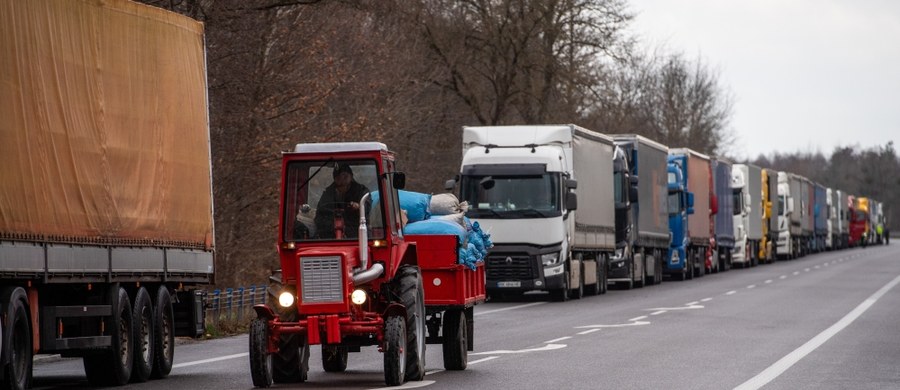 Wydłuża się kolejka ciężarówek przed przejściem granicznym w Dorohusku - od wczoraj podwoiła się tam liczba oczekujących. Jak ustalił reporter RMF FM, przyczyną coraz większej liczby pojazdów może być to, że kolejni kierowcy próbują skorzystać z ponownie otwartego przejścia. Jednocześnie przewoźnicy podkreślają, że to nie koniec ich protestu. "Naprawdę możliwości jest bardzo wiele i my z tej palety będziemy na pewno korzystać" - zapowiadają.