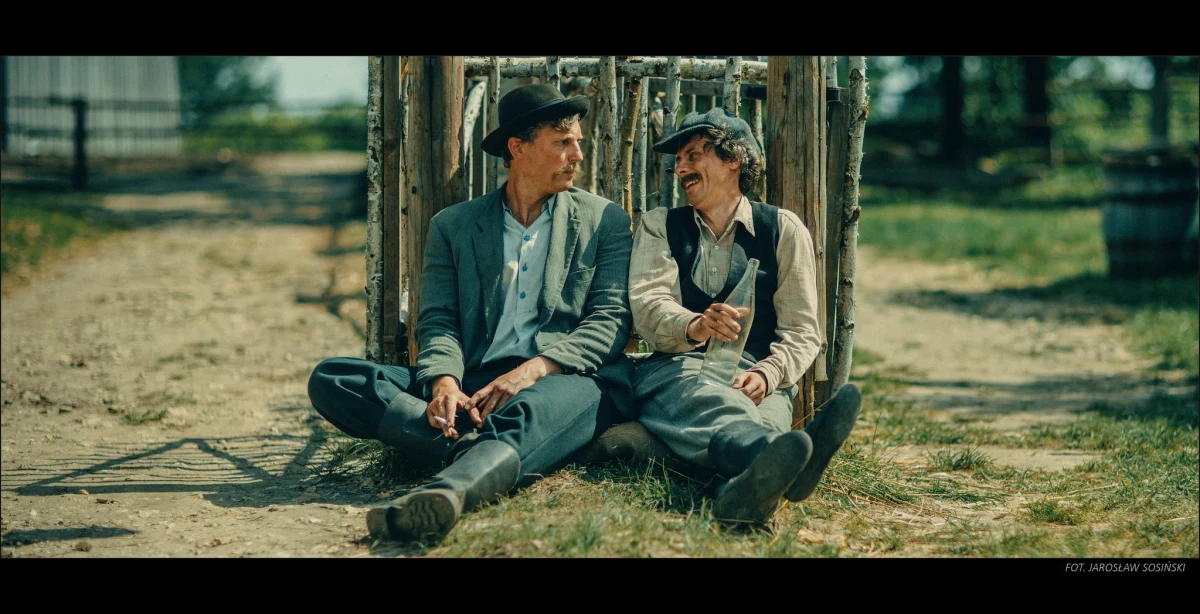 16 lutego do kin wejdzie film "Sami swoi. Początek". Jak zapewnia dystrybutor to barwna opowieść, w której drobne złośliwości przeplatają się z życiowymi kamieniami milowymi. Charakterne postaci w połączeniu z wielką historią w tle zabiorą widza w sentymentalną, ale też porywającą i pełną humoru podróż.    