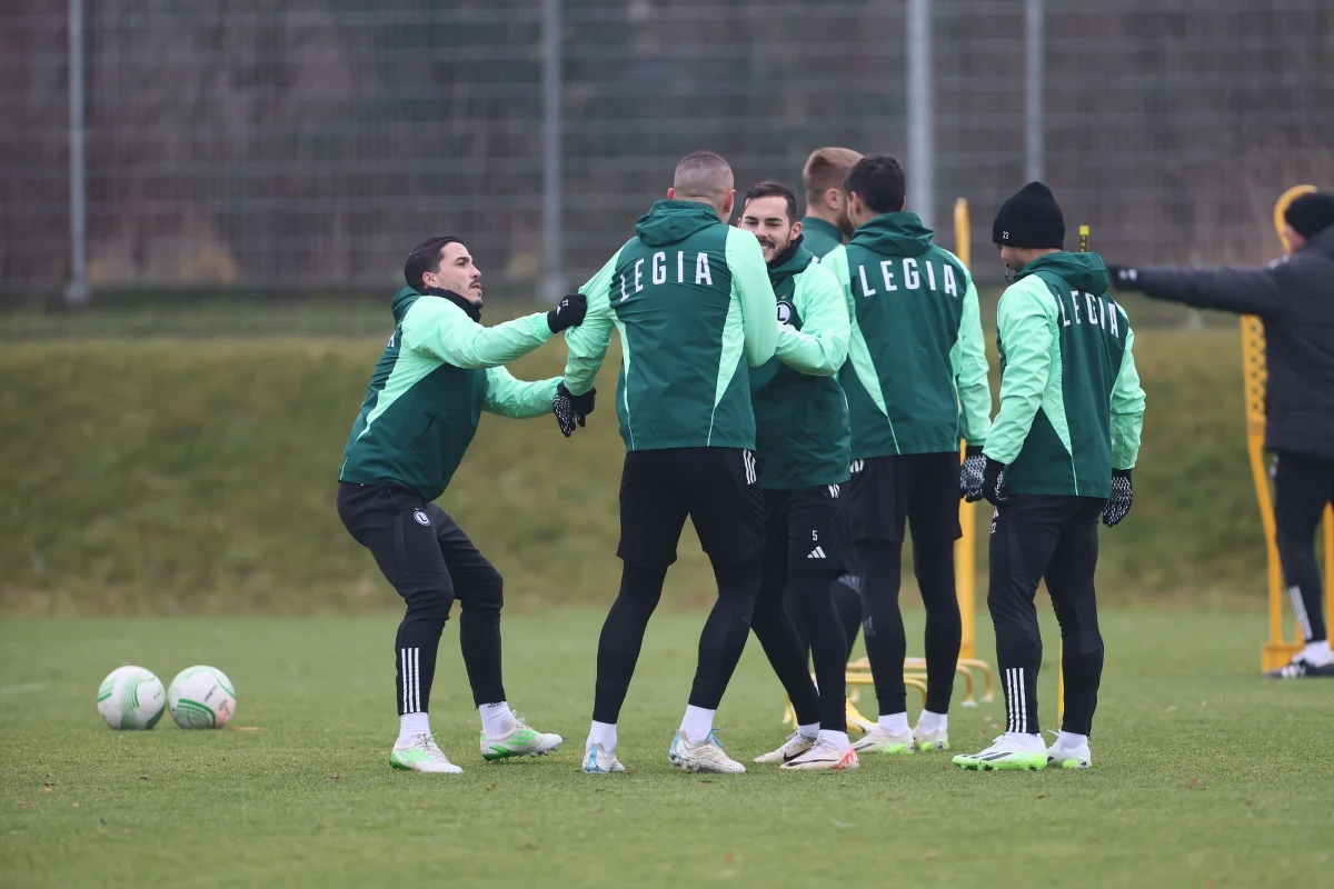 Wieczorem wszystko będzie jasne. Legia Warszawa gra o pozostanie w europejskich pucharach. Piłkarze ze stolicy awansują do barażów o 1/8 finału Ligi Konferencji, jeśli wygrają lub zremisują z AZ Alkmaar. Mecz rozpocznie się o 18.45. Spotkanie ma dodatkowy smaczek po gorących wydarzeniach w Alkmaar na początku października.