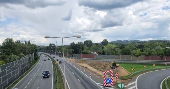 Na autostradowej obwodnicy Krakowa dziś po południu drogowcy będą prowadzić awaryjną naprawę nawierzchni. To oznacza utrudnienia dla kierowców na odcinku od węzła Kraków-Południe do węzła Łagiewniki, na jezdni w kierunku Katowic.

