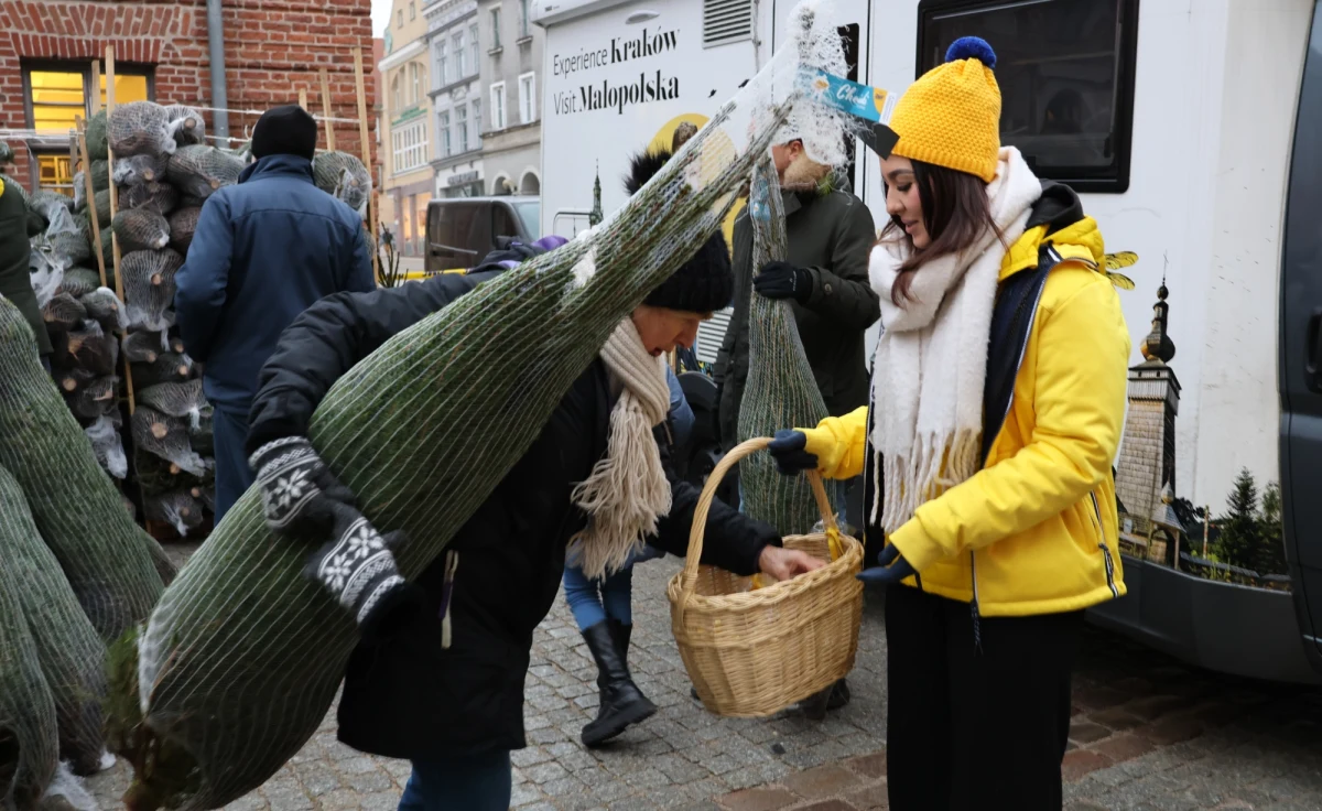 Wspaniałe gwiazdy, mnóstwo świetnej muzyki, pachnące lasem choinki i małopolskie przysmaki - to część dzisiejszych warmińsko-mazurskich atrakcji przygotowanych w ramach akcji "Choinki pod choinkę od RMF FM i Małopolski". Rano byliśmy w Olsztynie, a po południu zjawiliśmy się w Elblągu.