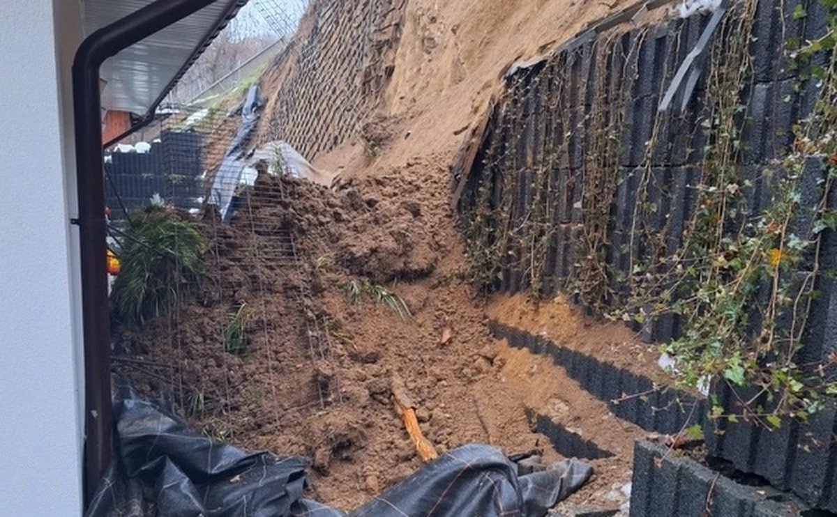 W miejscowości Zawada Lanckorońska w Małopolsce osunęła się ziemia. Informację otrzymaliśmy na Gorącą Linię RMF FM - potwierdziły nam ją służby.