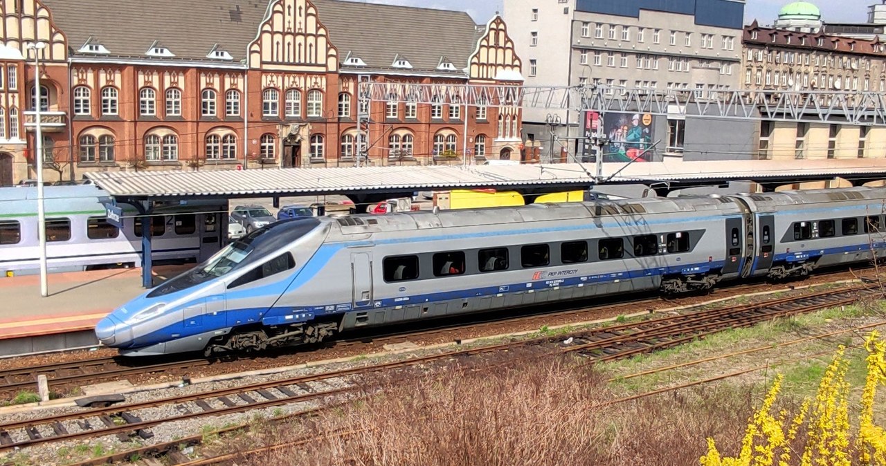 Pociąg, Intercity, Pendolino, Gdyni, Rzeszowa, jechał, szybko, zatrzymał, stacji, Tarnowie, Pasażerowie, byli, zdumieni, poniewa Pendolino nie wyhamowało przed stacją. Pasażerowie mieli szczęście