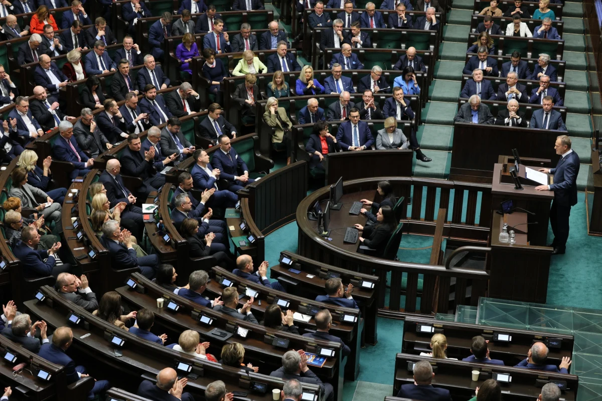 Koalicja KO, PSL, Polski 2050 i Lewicy wchodzi już w buty poprzedników i obficie wykorzystuje wprowadzoną przez PiS możliwość zatrudniania w rządzie posłów. Pół roku temu ograniczający to przepis ustawy o Radzie Ministrów został zmieniony wrzutką do ustawy o... aplikacji mObywatel.