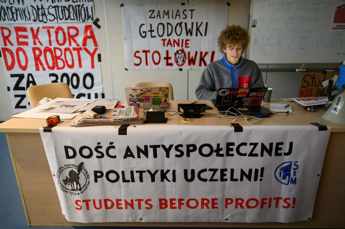 Nowy minister nauki Dariusz Wieczorek wybiera się do Poznania w związku z trwającym od tygodnia protestem w akademiku "Jowita". Władze Uniwersytetu im. Adama Mickiewicza wydały nowe oświadczenia, protestujący podali, że popiera ich Związek Zawodowy Nauczycieli Akademickich UAM, a głos w sprawie protestu zabrał samorząd studencki uczelni.