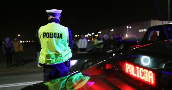 ​Policja wyjaśnia okoliczności potrącenia pieszych przez autobus MPK we Wrocławiu. Ranni walczą o życie w szpitalu. Z ustaleń policji wynika, że do wypadku doszło, kiedy piesi na czerwonym świetle przebiegali po pasach.

