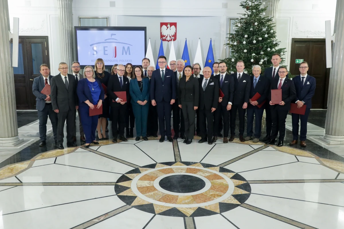 Podczas uroczystości wręczania powołań i odbierania ślubowania od wybranych przez Sejm członków Trybunału Stanu doszło do osobliwego rozdźwięku między dwojgiem uczestników tej ceremonii. Być może na postrzeganiu całej sytuacji zaważył brak precyzji wypowiedzi. Odbiór słów I Prezes Sądu Najwyższego może jednak wywoływać niepokój co do jej oczekiwań wobec działania Trybunału. 
