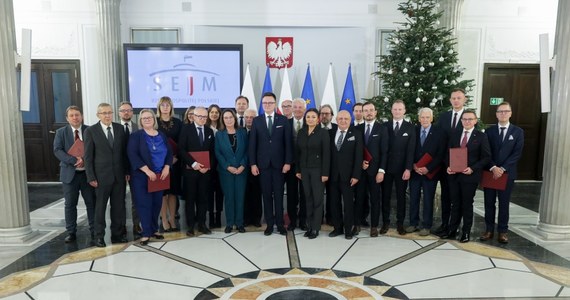 Podczas uroczystości wręczania powołań i odbierania ślubowania od wybranych przez Sejm członków Trybunału Stanu doszło do osobliwego rozdźwięku między dwojgiem uczestników tej ceremonii. Być może na postrzeganiu całej sytuacji zaważył brak precyzji wypowiedzi. Odbiór słów I Prezes Sądu Najwyższego może jednak wywoływać niepokój co do jej oczekiwań wobec działania Trybunału. 