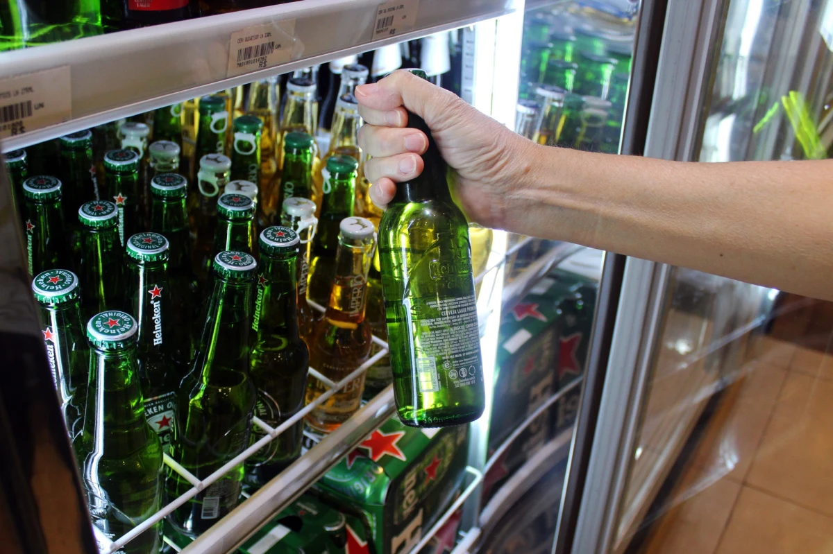 Plądrowanie lodówki z alkoholem stało się dla 47-latka ze Szczecina nową formą "zakupów". Trwający cały dzień proceder ukróciła dopiero interwencja policjantów, którzy zatrzymali pijanego złodzieja.