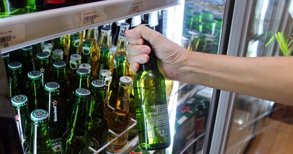 Plądrowanie lodówki z alkoholem stało się dla 47-latka ze Szczecina nową formą "zakupów". Trwający cały dzień proceder ukróciła dopiero interwencja policjantów, którzy zatrzymali pijanego złodzieja.