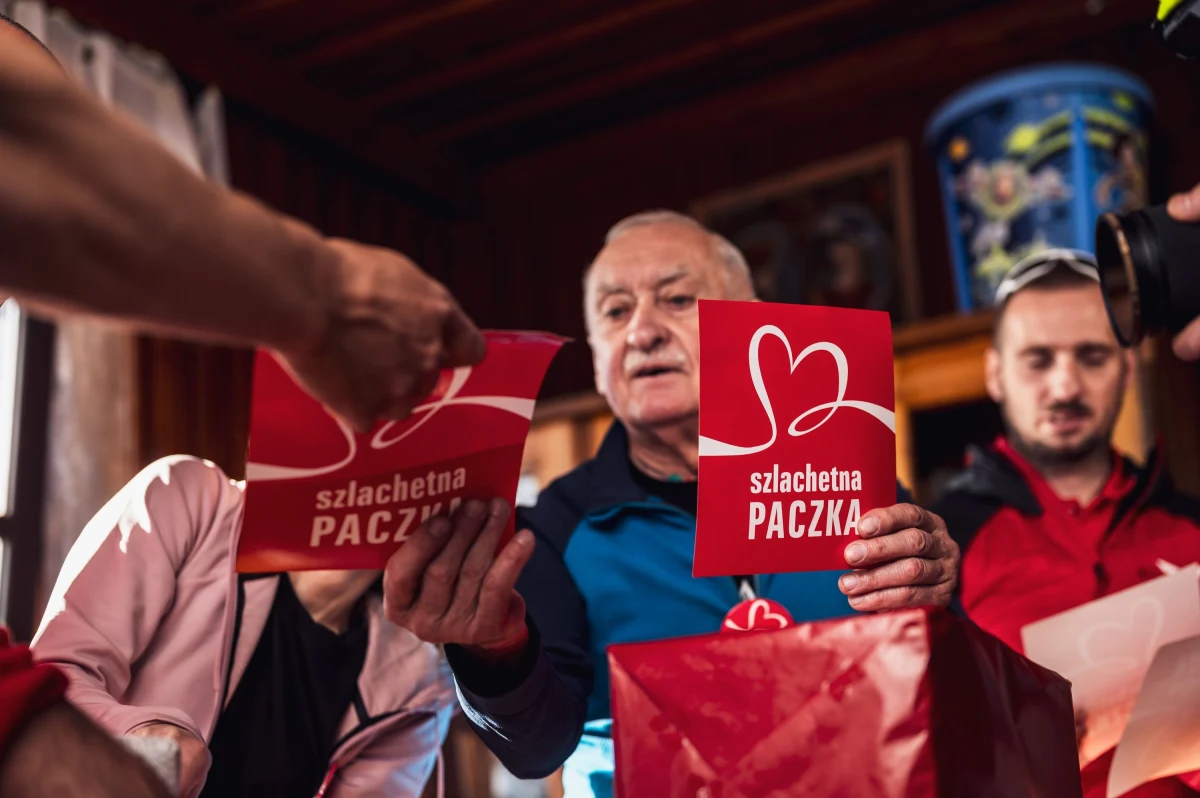 Każdy ma swoją górę, to metafora życia – mówi Krzysztof Wielicki w rozmowie ze Szlachetną Paczką. Dla większości z nas to może być góra jeszcze niezdobyta, ale też nienazwana, która znajduje się w naszej okolicy. W tym momencie ktoś – komu brakuje już sił – wspina się na nią. Tym kimś są potrzebujące rodziny ze Szlachetnej Paczki, które mieszkają obok nas i codziennie mierzą się ze swoją górą. Wyzwania, które urastają do rangi samotnej wędrówki z ciężkim plecakiem to: przetrwanie za 10 złotych dziennie, uniesienie choroby i samotności. Jedną z takich osób jest pan Tadeusz, dla którego Krzysztof Wielicki z Kingą Baranowską, Andrzejem Bargielem i ratownikami GOPR Podhale – przygotowuje paczkę. Na stronie www.szlachetnapaczka.pl wciąż są potrzebujące rodziny, które czekają na pomoc w tym roku. Darczyńcą może zostać każdy.  