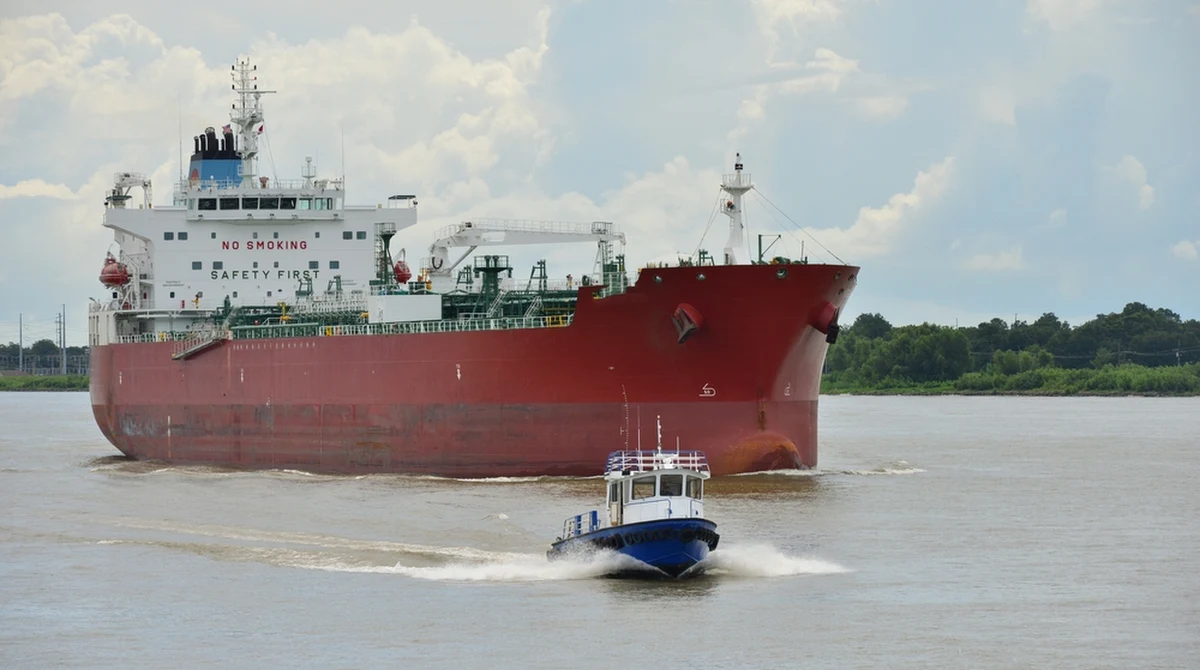 Urząd Morski w Szczecinie wyjaśnia, jak doszło do zahaczenia przez statek o rurę gazociągu na Odrze na północ od Szczecina. Przez kilkanaście godzin utrudniona była żegluga pomiędzy Szczecinem a Świnoujściem. Informację z Gorącej Linii RMF FM potwierdziła nasza reporterka.