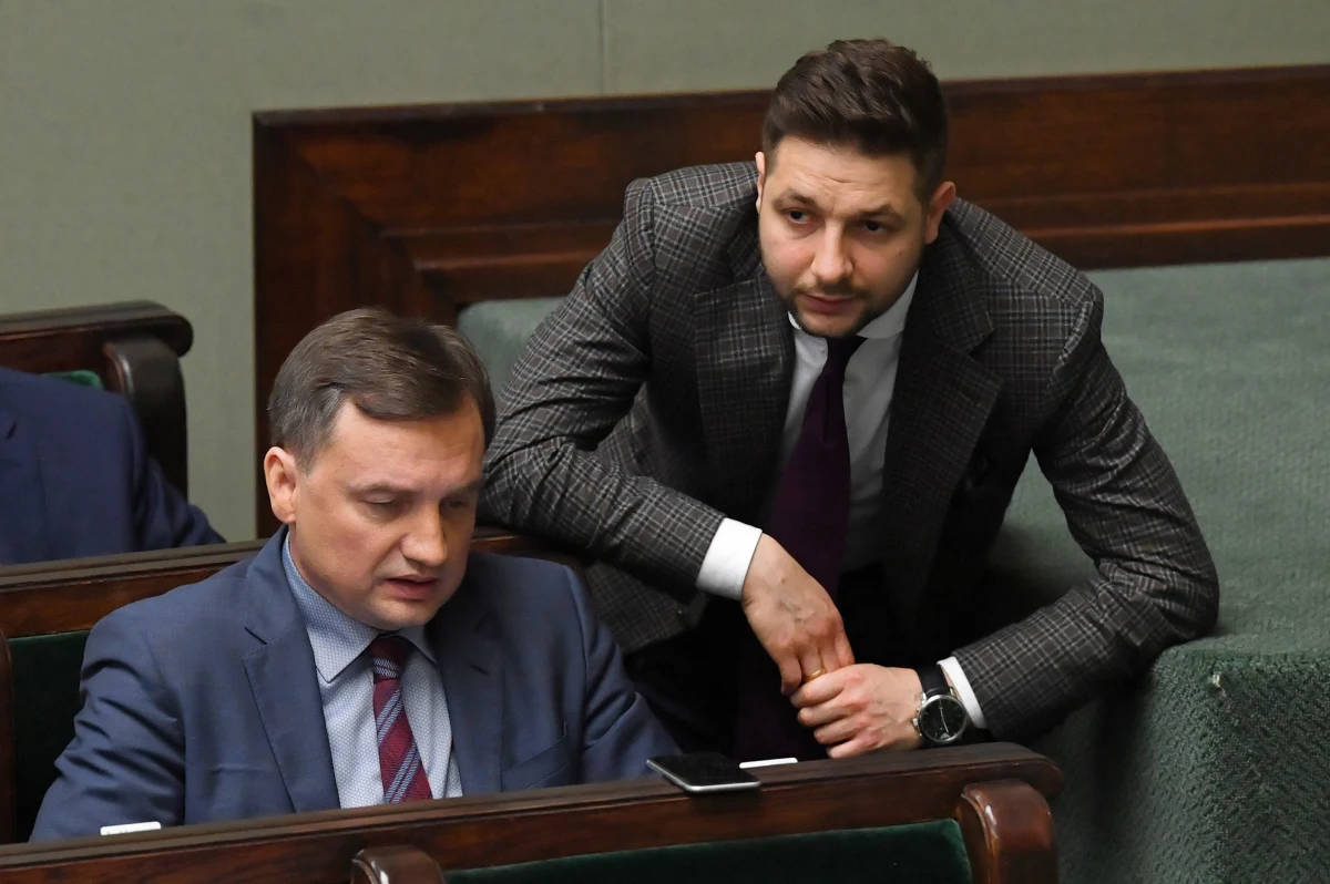 W związku z tymczasową nieobecnością Zbigniewa Ziobry, wynikającą z przyczyn zdrowotnych, w najbliższym czasie pracami partii kierować będzie Prezydium, któremu przewodniczyć będzie w zastępstwie Ziobry - Patryk Jaki - poinformowała Suwerenna Polska w mediach społecznościowych.