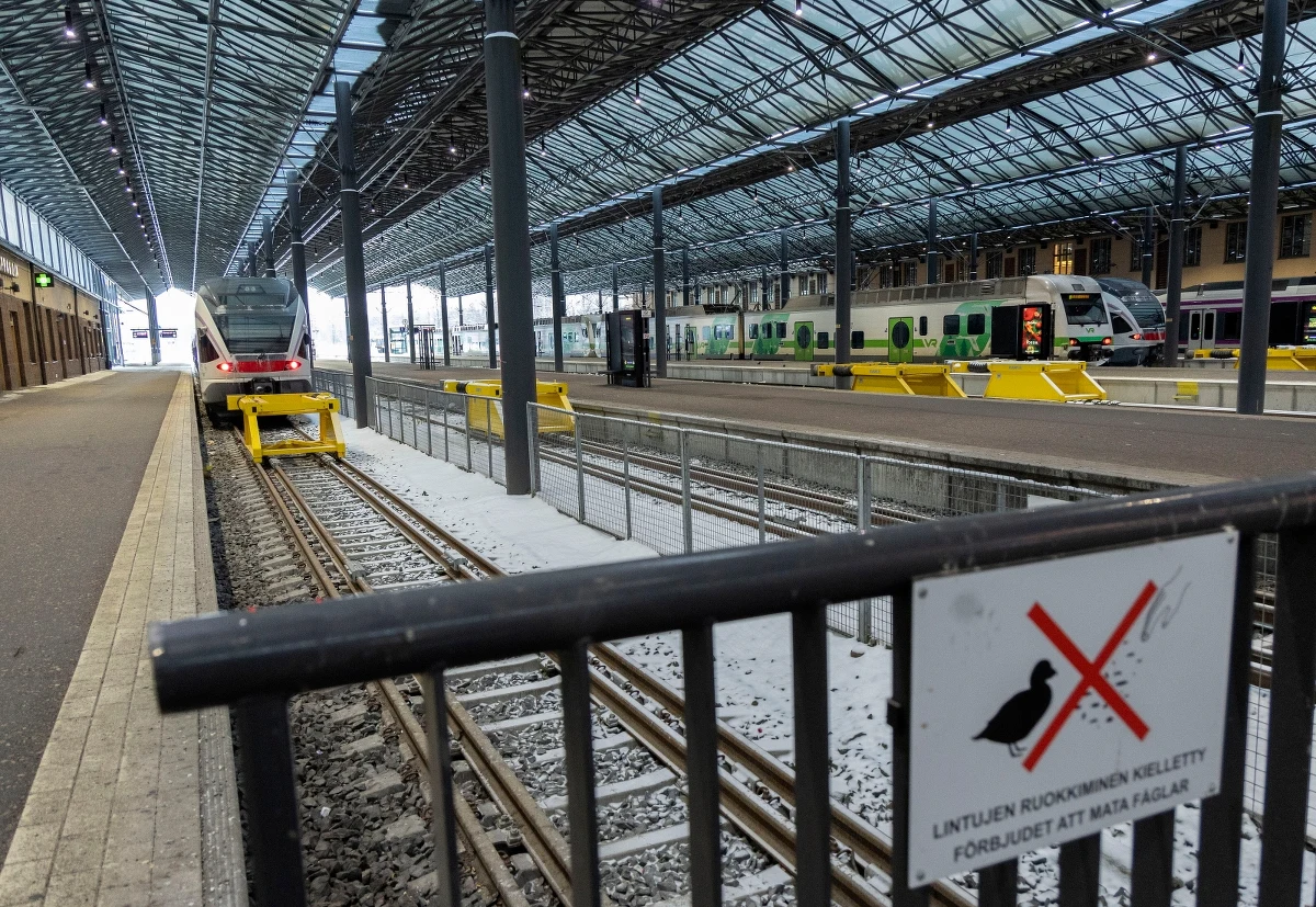 Około 100 tys. Finów uczestnicy w ogólnokrajowym antyrządowym strajku. W Helsinkach nie kursują pociągi, metro i tramwaje oraz większość autobusów. Nie jest rozwożona poczta, ograniczony jest dowóz posiłków do szkół i przedszkoli, nie pracują też firmy sprzątające.