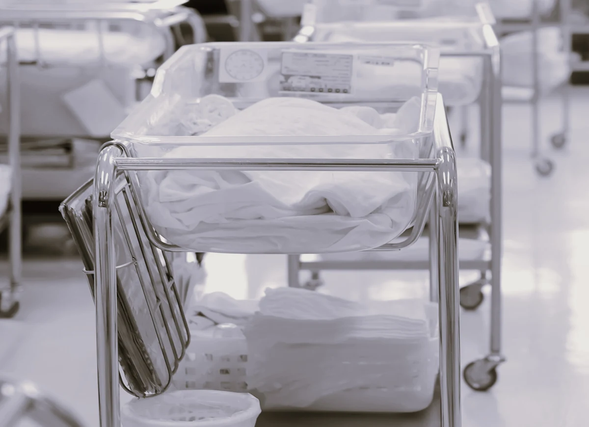 W szpitalu w Krotoszynie (woj. wielkopolskie) zmarła 27-letnia Ukrainka, która trafiła do lecznicy w 33. tygodniu ciąży. Śmierć kobiety nastąpiła po porodzie. Na polecenie prokuratury policja zabezpiecza dokumentację medyczną w tej sprawie – przekazał PAP oficer prasowy krotoszyńskiej policji asp. sztab. Piotr Szczepaniak.