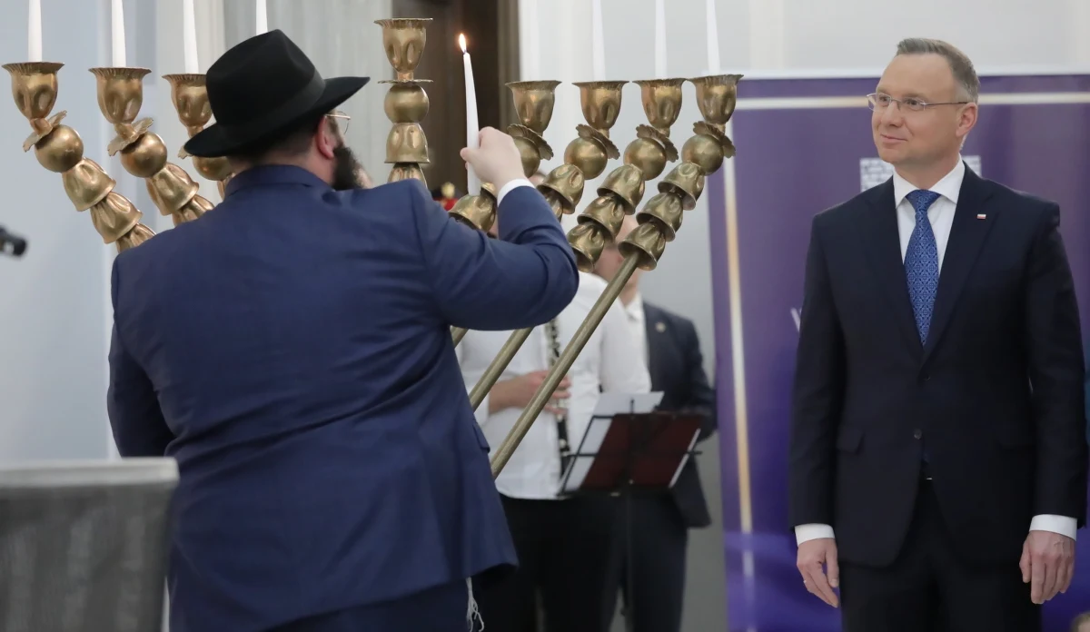 Z udziałem prezydenta, marszałków Sejmu i Senatu, ministrów nowego rządu oraz posłów i senatorów w Sejmie ponownie zapalono świece chanukowe. Pierwszy raz uroczystość odbywała się we wtorek, ale została przerwana przez Grzegorza Brauna, który zgasił świece przy użyciu gaśnicy proszkowej i zaatakował jedną z uczestniczek.