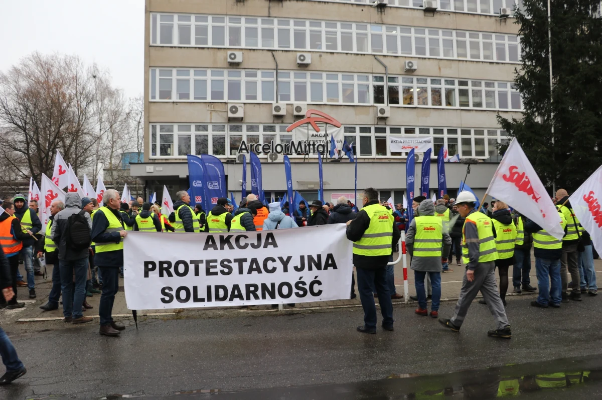 Związkowcy z huty ArcelorMittal protestowali w Krakowie. Nie zgadzają się z decyzjami o wygaszaniu kolejnych zakładów produkcyjnych.