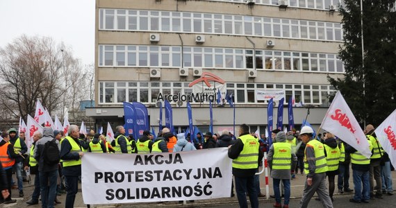 Związkowcy z huty ArcelorMittal protestowali w Krakowie. Nie zgadzają się z decyzjami o wygaszaniu kolejnych zakładów produkcyjnych.