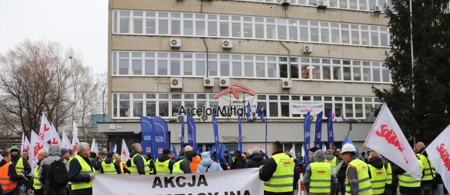 Związkowcy z huty ArcelorMittal protestowali w Krakowie. Nie zgadzają się z decyzjami o wygaszaniu kolejnych zakładów produkcyjnych.