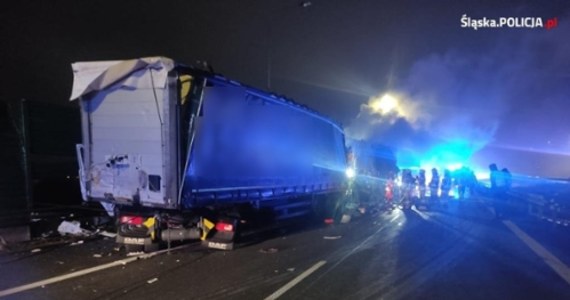 Na autostradzie A1 w okolicach Częstochowy doszło do poważnego wypadku z udziałem pięciu samochodów ciężarowych. Jeden z pojazdów stanął w płomieniach. Życie straciła jedna osoba.