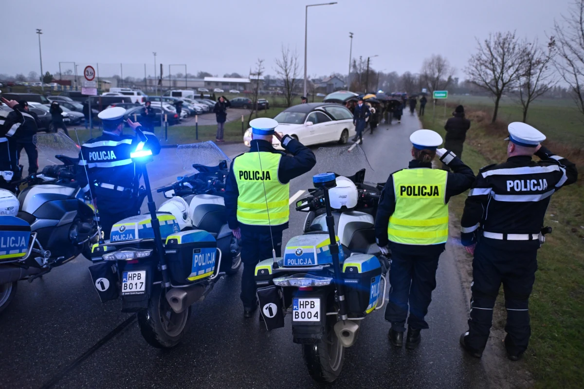 Asp. szt. Daniel Łuczyński, policjant śmiertelnie postrzelony 1 grudnia podczas służby, spoczął w czwartek na cmentarzu w podwrocławskiej Łozinie. Funkcjonariusz pośmiertnie został odznaczony złotą odznaką „zasłużony policjant” oraz awansowany na stopień podkomisarza policji.
