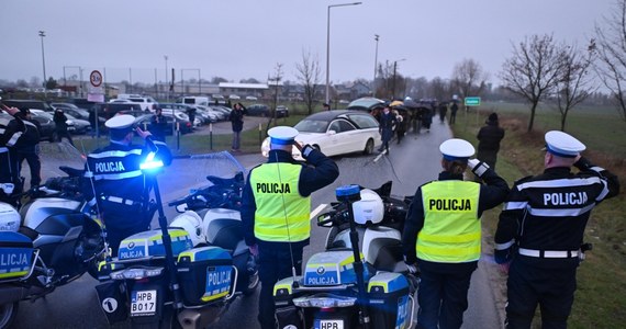 Asp. szt. Daniel Łuczyński, policjant śmiertelnie postrzelony 1 grudnia podczas służby, spoczął w czwartek na cmentarzu w podwrocławskiej Łozinie. Funkcjonariusz pośmiertnie został odznaczony złotą odznaką „zasłużony policjant” oraz awansowany na stopień podkomisarza policji.