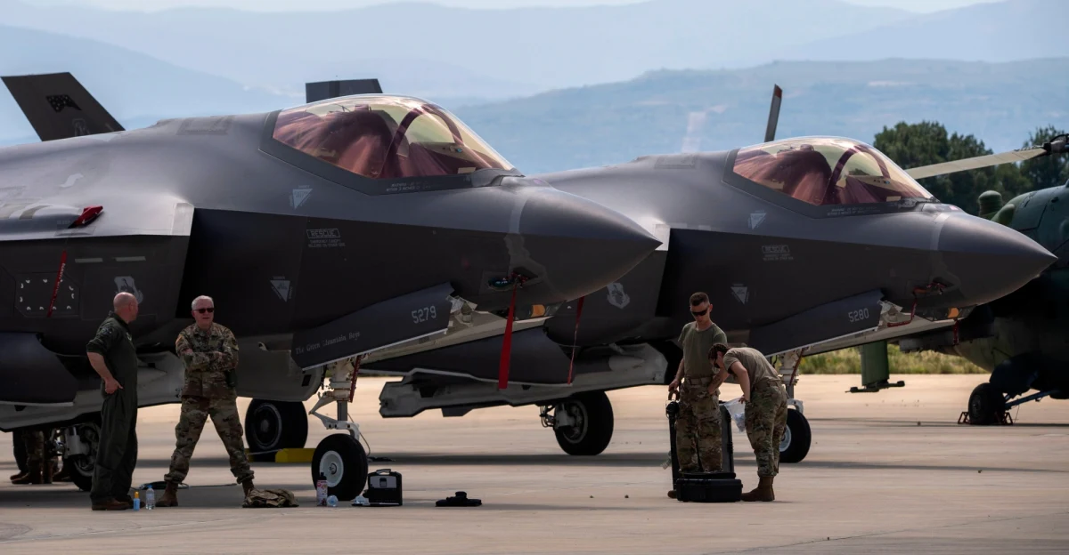 Władimir Putin zaatakował Ukrainę, bo uważał, że NATO jest zbyt blisko granic Rosji. Efekt jest zgoła odwrotny - jednym ze skutków inwazji było wydłużenie granicy Rosji z krajami Sojuszu Północnoatlantyckiego o prawie 1300 km, do czego doprowadziło przystąpienie do NATO Finlandii. Teraz u bram Federacji Rosyjskiej pojawią się dodatkowo żołnierze i broń amerykańskiej armii.