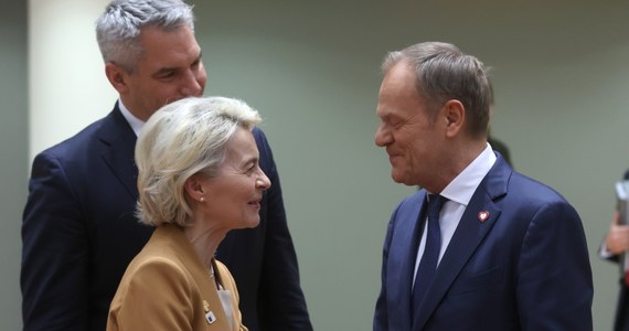 Premier Donald Tusk na szczycie w Brukseli rozmawiać z szefową Komisji Europejskiej Ursulą von der Leyen. Spotkanie rozpoczęło się przed godziną 10 w piątek. Nie można wykluczyć, że szef polskiego rządu złoży wniosek o pierwszą płatność prawie 7 miliardów euro z KPO.