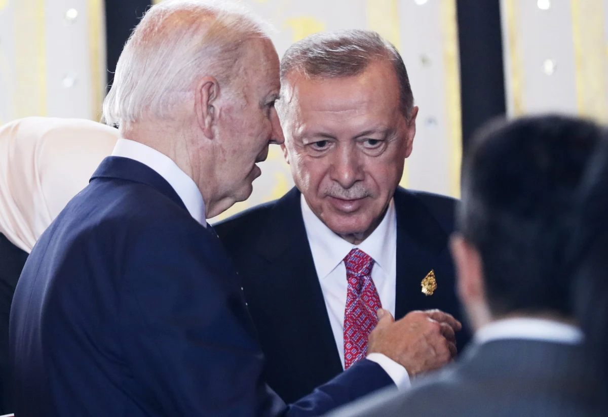 Prezydent Turcji Recep Tayyip Erdogan po raz pierwszy od ataku Hamasu na Izrael z 7 października rozmawiał z prezydentem USA Joe Bidenem. Turecki przywódca podkreślił "historyczną odpowiedzialność" USA dotyczącą zapewnienia zawieszenia broni w Strefie Gazy - podało prezydenckie biuro ds. komunikacji.