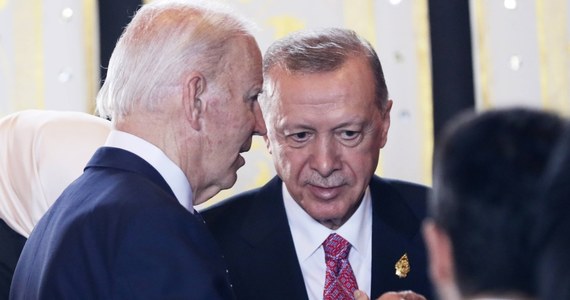 Prezydent Turcji Recep Tayyip Erdogan po raz pierwszy od ataku Hamasu na Izrael z 7 października rozmawiał z prezydentem USA Joe Bidenem. Turecki przywódca podkreślił "historyczną odpowiedzialność" USA dotyczącą zapewnienia zawieszenia broni w Strefie Gazy - podało prezydenckie biuro ds. komunikacji.